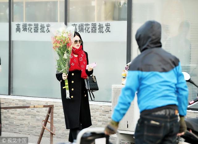 李湘素颜独自逛花店，浑身上下都是名牌，贵妇范儿十足！ - 4