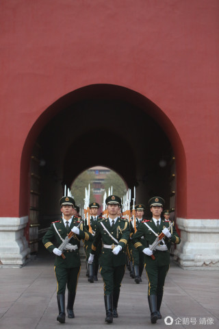 擎旗手七年未回家过年 老父亲在自家房顶竖起