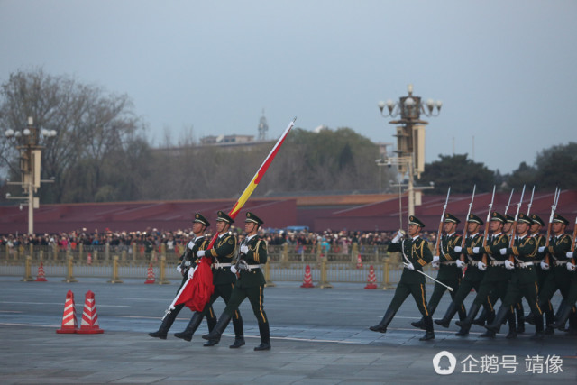 擎旗手七年未回家过年 老父亲在自家房顶竖起