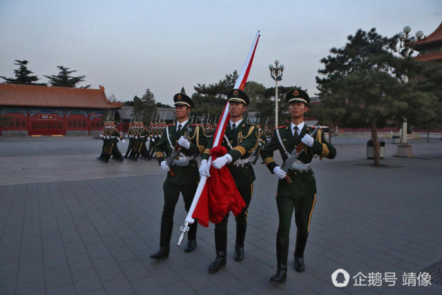 擎旗手七年未回家过年 老父亲在自家房顶竖起