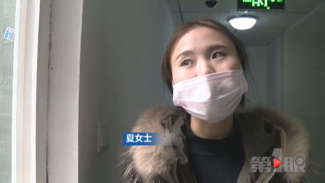 女子刚搬进新小区 天降脏东西飞进家中