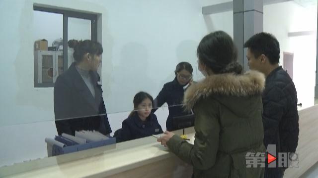 女子刚搬进新小区 天降脏东西飞进家中