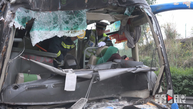 重庆高速发生追尾事故 多人被困15人受伤