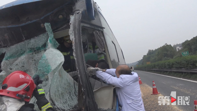 重庆高速发生追尾事故 多人被困15人受伤