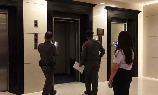 限10人挤15人 中国游客泰国挤电梯致坠梯|灌水