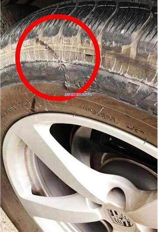 绵阳女子骑自行车玩手机,撞爆保时捷车胎