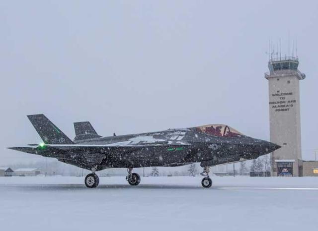 F-35A冰雪跑道测试,增加减速伞舱变成驼背