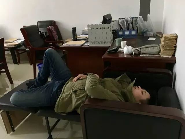 湖州一老赖涉民间借贷纠纷 在被窝里被带走