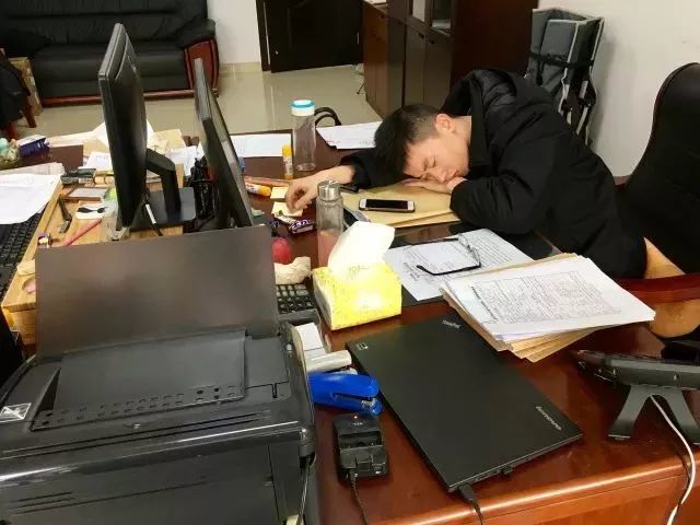 湖州一老赖涉民间借贷纠纷 在被窝里被带走