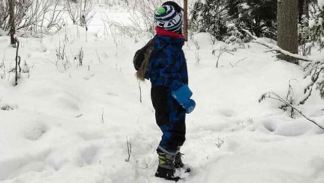 奶爸谁更帅? C罗抱女晒太阳梅西带子滑雪