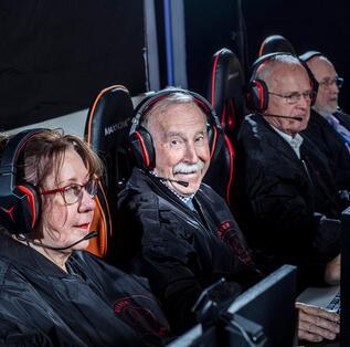 平均71岁!年龄最大电竞战队玩转绝地求生