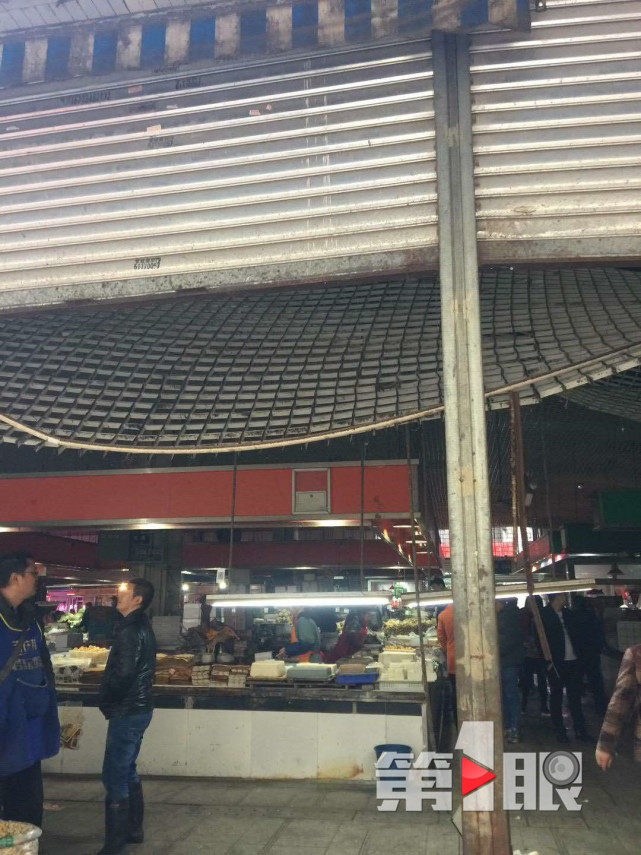 重庆一市场顶棚大面积垮塌 2人被砸伤