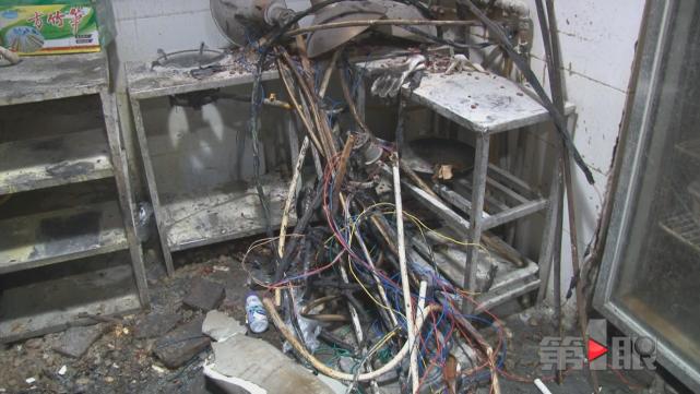 重庆一烤鸭店突发火灾 大火包围整栋楼房