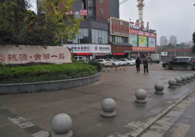 邵阳一小区在门口公共区域设停车位 收费30元