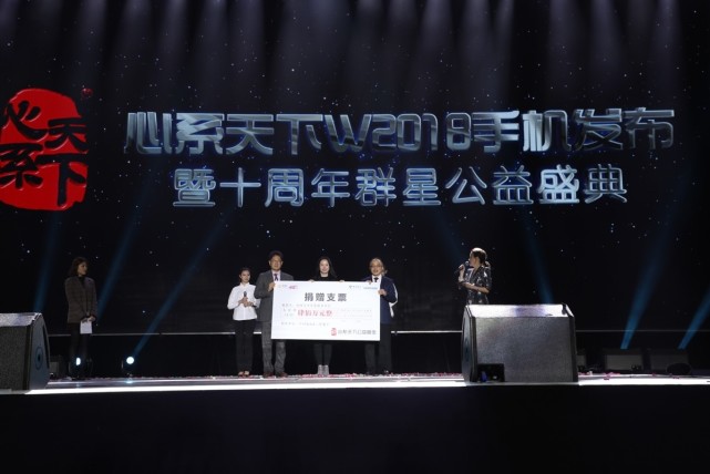 三星W2018发布:依然翻盖设计镜头更强 bixby加