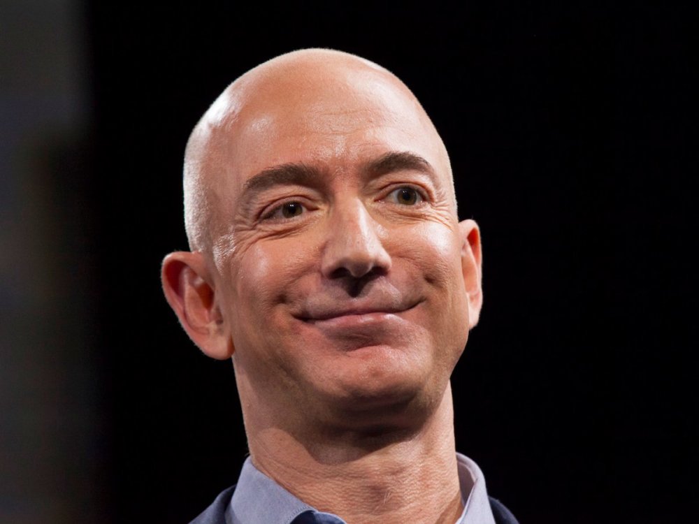 2、杰夫・贝佐斯（Jeff Bezos）：使用“双比萨法则”。任何有工作经验的人都曾参加过只是浪费时间的会议。会议尽管承担着重要的交流和协作的功能，但往往会变成混乱――因为组织不力、计划不周或执行不力，使得会议室内的每个人都感到沮丧。造成这一次损失的最大原因之一所涉及的人数过多：当房间里有12个人的时候，即使是15分钟的浪费也变成了3小时。这就是为什么亚马逊首席执行官杰夫・贝佐斯使用“双比萨法则”：他从来没有邀请过更多的人参加会议，而是两个比萨饼便足够供应，根据员工的胃口，最多6到8人。_article_url', 'Content':'', 'Attributes':[], 'Children':[
