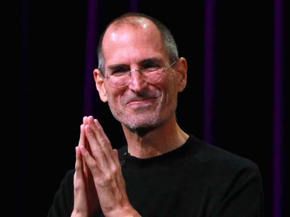 6、史蒂夫・乔布斯（Steve Jobs）：只关注最好的想法。史蒂夫・乔布斯因其管理和领导方式有些残酷，以不能容忍不好的想法和对员工的高要求而闻名，但他却取得了成果。他最重要的高效秘诀之一是过滤掉了一切不是一流的想法。乔布斯从他的高级管理人员那里每年都会收集100个关于苹果如何在明年可以改善的想法清单。他立即把他认为愚蠢的东西都划掉了，然后不断地整理事情，直到他有了一个“前10名”的名单。在这10个中，他保留了3个，并将这3个作为公司明年的重点。从他的角度来看，只有3%的想法值得花时间。如果你发现自己的时间不够多，但压力却很大，那就试试这6个提高生产力的诀窍，或者自己拿出几个实验。找到完美的方法可能需要一些时间，但是如果您优化工作计划的时间越多，就会越有成效，越满意。