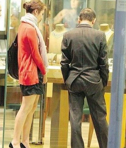 她自称富家小姐，被高层看中过半年奢华生活，如今沦落成酒吧小妹 - 8