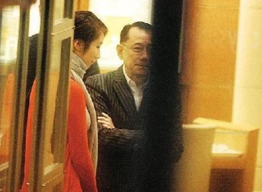 她自称富家小姐，被高层看中过半年奢华生活，如今沦落成酒吧小妹 - 9