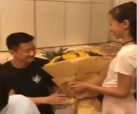 她自称富家小姐，被高层看中过半年奢华生活，如今沦落成酒吧小妹 - 3