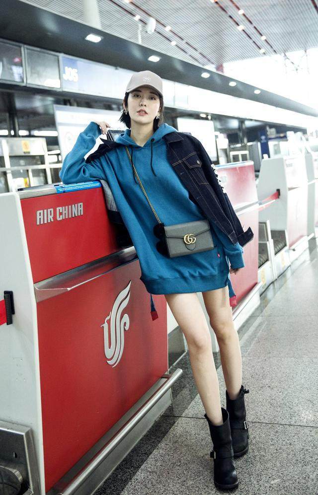 吕佳容机场变秀场 时髦卫衣暗藏“小心机”(图3)