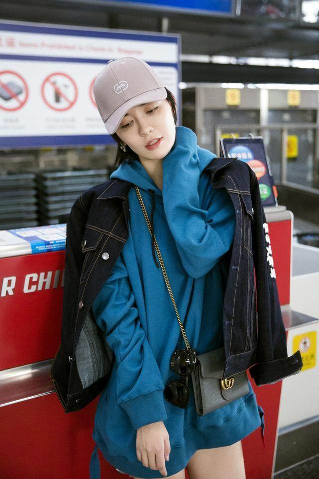 吕佳容机场变秀场 时髦卫衣暗藏“小心机”(图4)