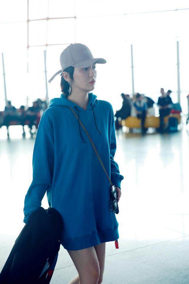 吕佳容机场变秀场 时髦卫衣暗藏“小心机”(图6)