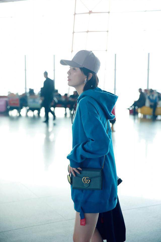 吕佳容机场变秀场 时髦卫衣暗藏“小心机”(图7)