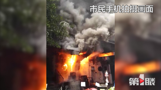 重庆一市场旁餐馆起火 现场浓烟滚滚