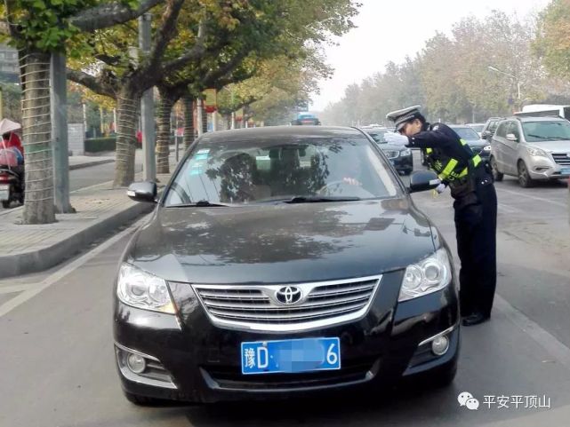 平顶山限行首日:交警半天共劝返近1000辆车