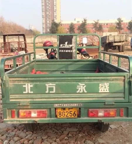 �ܿڽ�������һ�����ͻ��ҡ� ���Լ����˸�����
