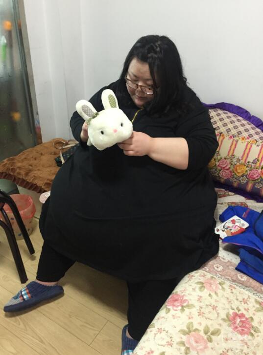 “中国第一胖女孩”瘦了_从488斤减到190斤