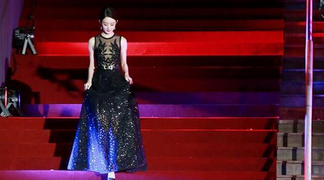 大赏上冻得瑟瑟发抖的女主持人 回家就发烧了