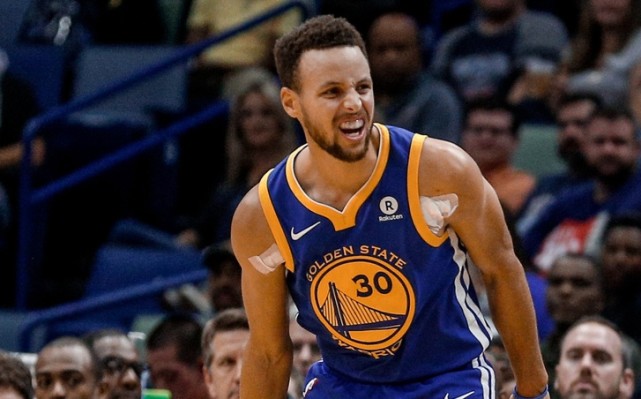 库里末节崴脚拄拐离开球馆 他成也脚踝败也脚