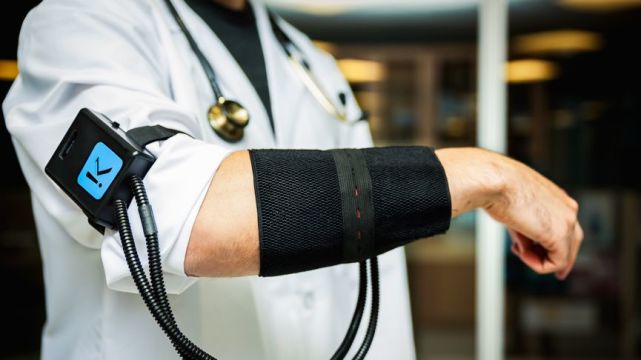 一种让普通人也能体验口吃者感受的可穿戴设备