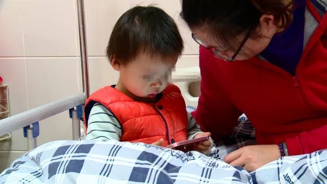 謝崗2歲男童吞下兩枚硬幣 使勁吐口水