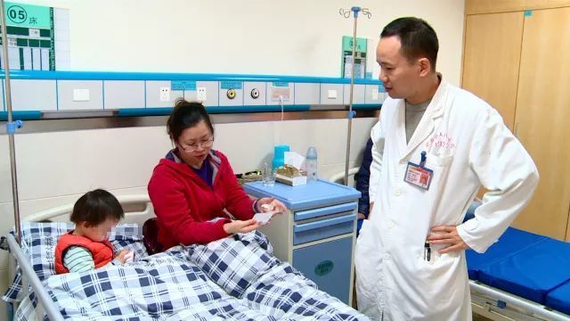 謝崗2歲男童吞下兩枚硬幣 使勁吐口水