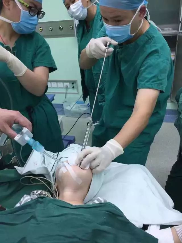 謝崗2歲男童吞下兩枚硬幣 使勁吐口水