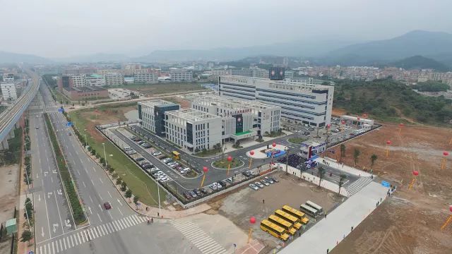 謝崗2歲男童吞下兩枚硬幣 使勁吐口水