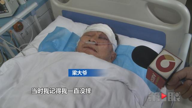 男子广场跳舞不慎摔倒 顿时满脸鲜血直流