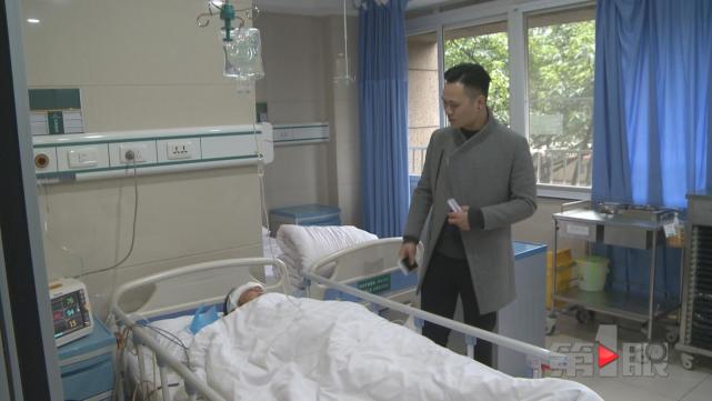 男子广场跳舞不慎摔倒 顿时满脸鲜血直流