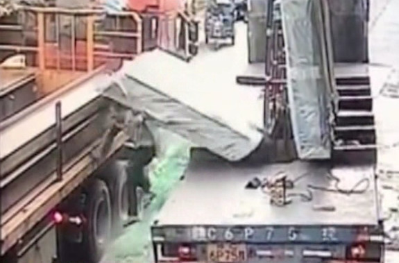 佛山一貨車上數(shù)噸重玻璃突然倒下，把一男子死死壓住