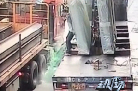佛山一貨車上數(shù)噸重玻璃突然倒下，把一男子死死壓住