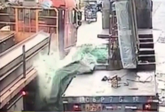 佛山一貨車上數(shù)噸重玻璃突然倒下，把一男子死死壓住