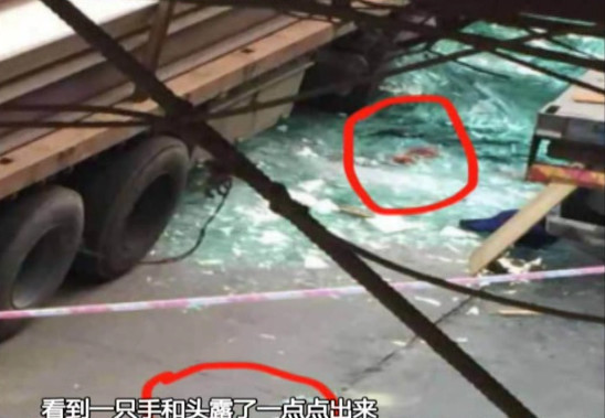 佛山一貨車上數(shù)噸重玻璃突然倒下，把一男子死死壓住