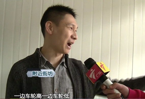 佛山一貨車上數(shù)噸重玻璃突然倒下，把一男子死死壓住