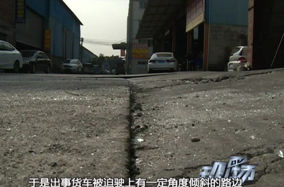 佛山一貨車上數(shù)噸重玻璃突然倒下，把一男子死死壓住