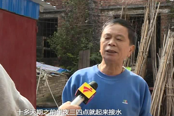 肇慶一村莊停水十幾日  村民每天挑水度日