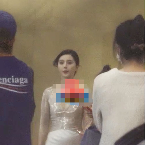 李晨要当爸爸了？范冰冰小腹隆起，孕味浓，助理全程搀扶谨慎护驾 - 8