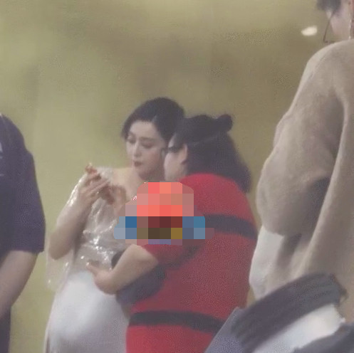 李晨要当爸爸了？范冰冰小腹隆起，孕味浓，助理全程搀扶谨慎护驾 - 7